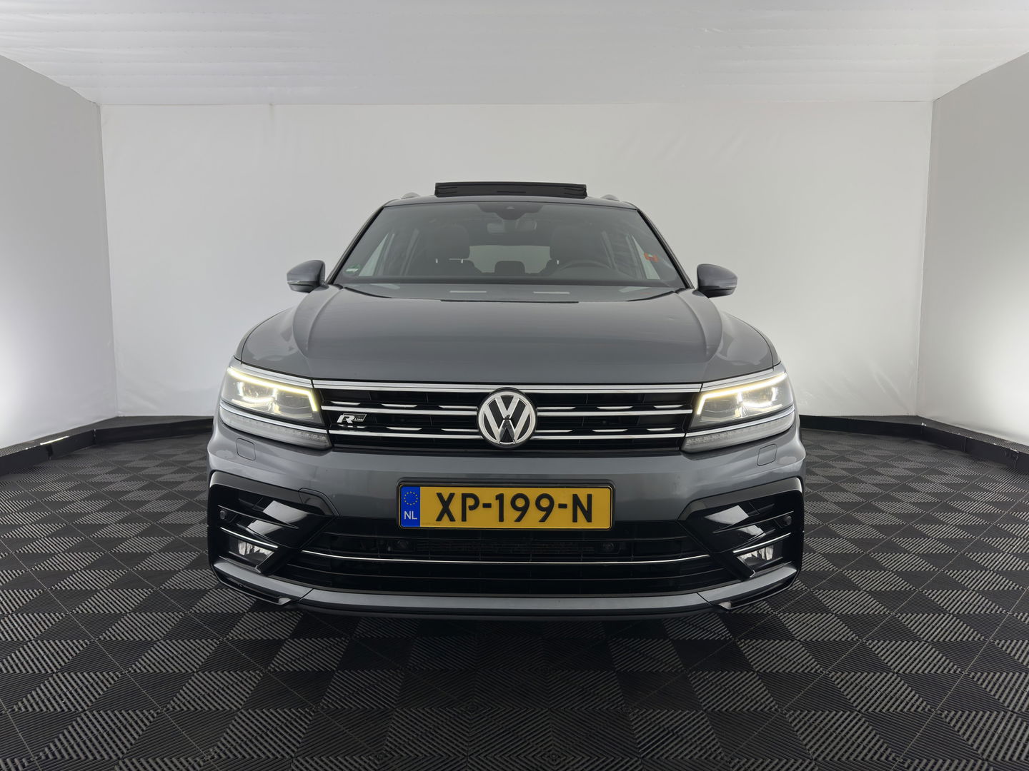 Volkswagen Tiguan Allspace 1.5 TSI R-line Highline Business (7-Pers.) (INCL-BTW) Aut * PANO | NAVI-FULLMAP | XENON | ALCANTARA | HEATED-ERGONOMIC-SPORTSEATS | KEYLESS | PRIVACY-GLASS | CAMERA | DAB | DIGI-COCKPIT | PDC | TOWBAR | ECC | 19"ALU*
