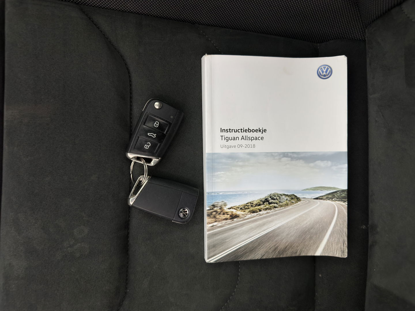 Volkswagen Tiguan Allspace 1.5 TSI R-line Highline Business (7-Pers.) (INCL-BTW) Aut * PANO | NAVI-FULLMAP | XENON | ALCANTARA | HEATED-ERGONOMIC-SPORTSEATS | KEYLESS | PRIVACY-GLASS | CAMERA | DAB | DIGI-COCKPIT | PDC | TOWBAR | ECC | 19"ALU*