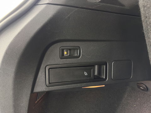 Volkswagen Tiguan Allspace 1.5 TSI R-line Highline Business (7-Pers.) (INCL-BTW) Aut * PANO | NAVI-FULLMAP | XENON | ALCANTARA | HEATED-ERGONOMIC-SPORTSEATS | KEYLESS | PRIVACY-GLASS | CAMERA | DAB | DIGI-COCKPIT | PDC | TOWBAR | ECC | 19"ALU*