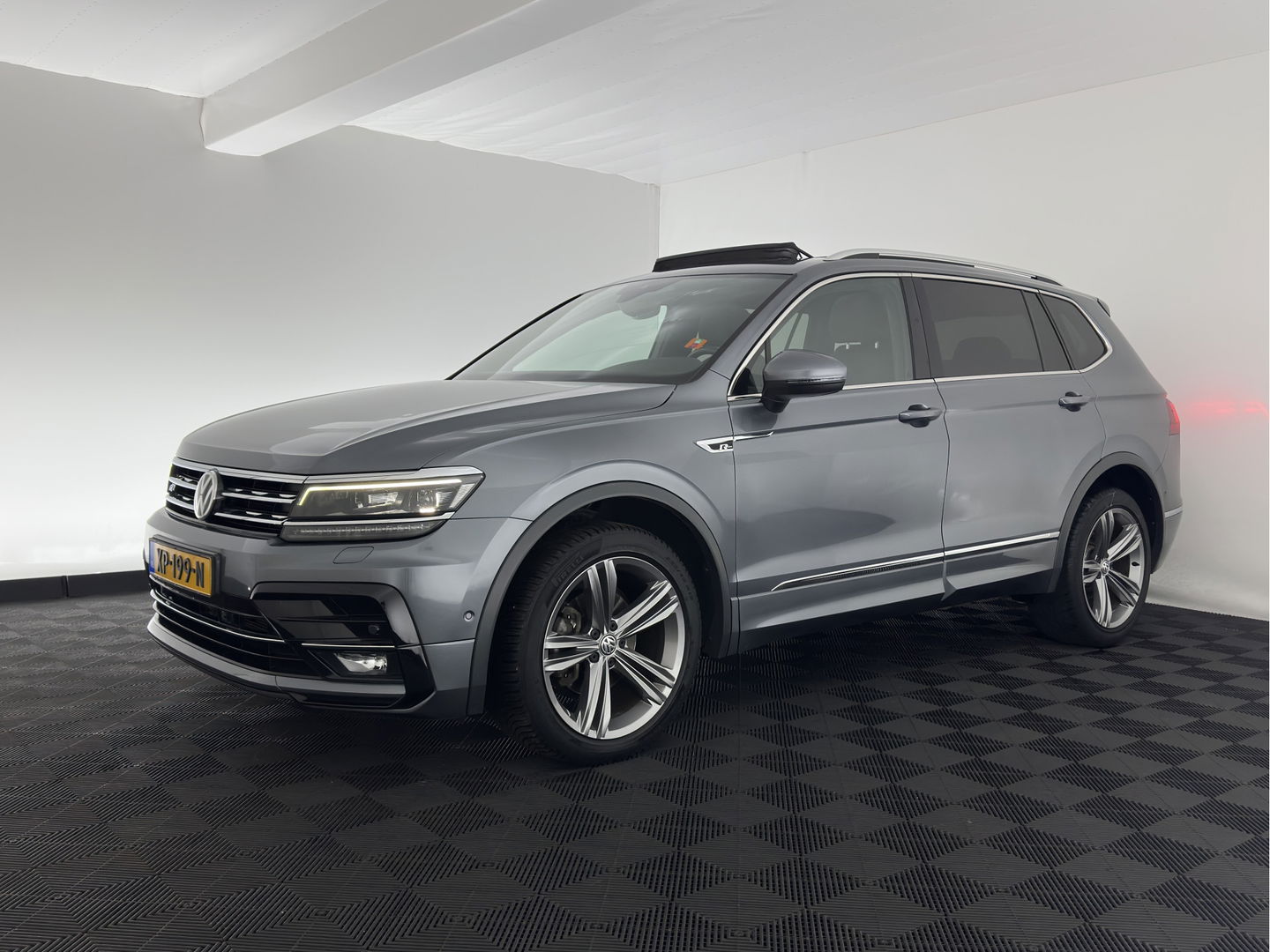 Volkswagen Tiguan Allspace 1.5 TSI R-line Highline Business (7-Pers.) (INCL-BTW) Aut * PANO | NAVI-FULLMAP | XENON | ALCANTARA | HEATED-ERGONOMIC-SPORTSEATS | KEYLESS | PRIVACY-GLASS | CAMERA | DAB | DIGI-COCKPIT | PDC | TOWBAR | ECC | 19"ALU*