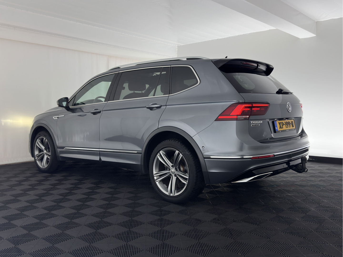 Volkswagen Tiguan Allspace 1.5 TSI R-line Highline Business (7-Pers.) (INCL-BTW) Aut * PANO | NAVI-FULLMAP | XENON | ALCANTARA | HEATED-ERGONOMIC-SPORTSEATS | KEYLESS | PRIVACY-GLASS | CAMERA | DAB | DIGI-COCKPIT | PDC | TOWBAR | ECC | 19"ALU*