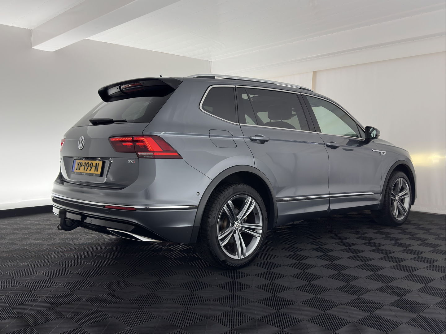 Volkswagen Tiguan Allspace 1.5 TSI R-line Highline Business (7-Pers.) (INCL-BTW) Aut * PANO | NAVI-FULLMAP | XENON | ALCANTARA | HEATED-ERGONOMIC-SPORTSEATS | KEYLESS | PRIVACY-GLASS | CAMERA | DAB | DIGI-COCKPIT | PDC | TOWBAR | ECC | 19"ALU*