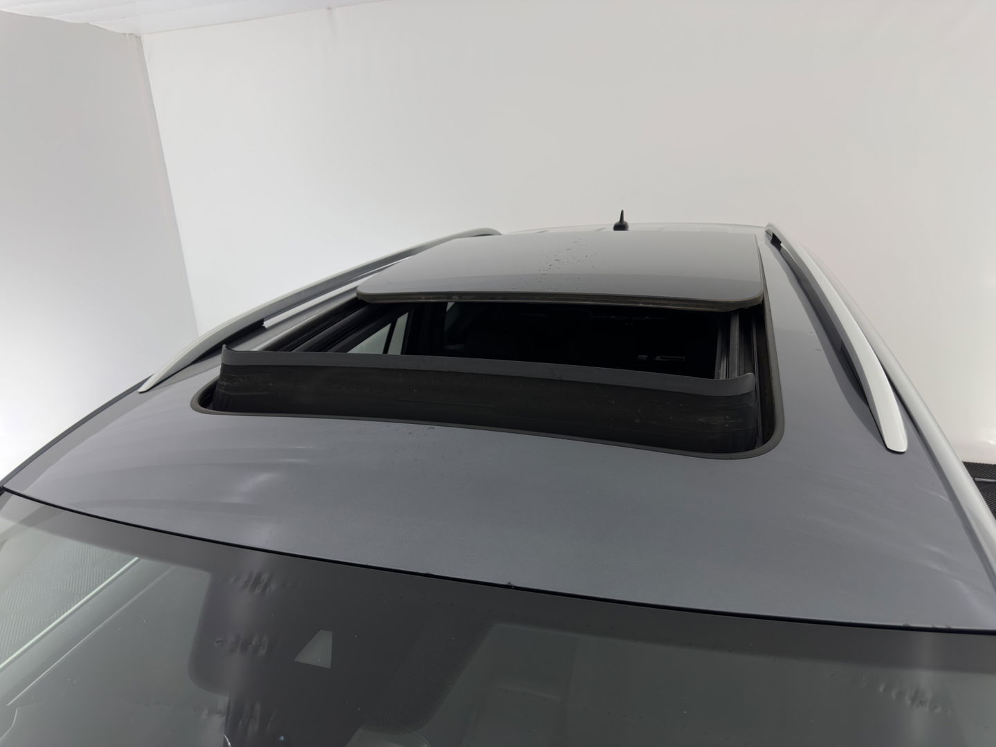 Volkswagen Tiguan Allspace 1.5 TSI R-line Highline Business (7-Pers.) (INCL-BTW) Aut * PANO | NAVI-FULLMAP | XENON | ALCANTARA | HEATED-ERGONOMIC-SPORTSEATS | KEYLESS | PRIVACY-GLASS | CAMERA | DAB | DIGI-COCKPIT | PDC | TOWBAR | ECC | 19"ALU*