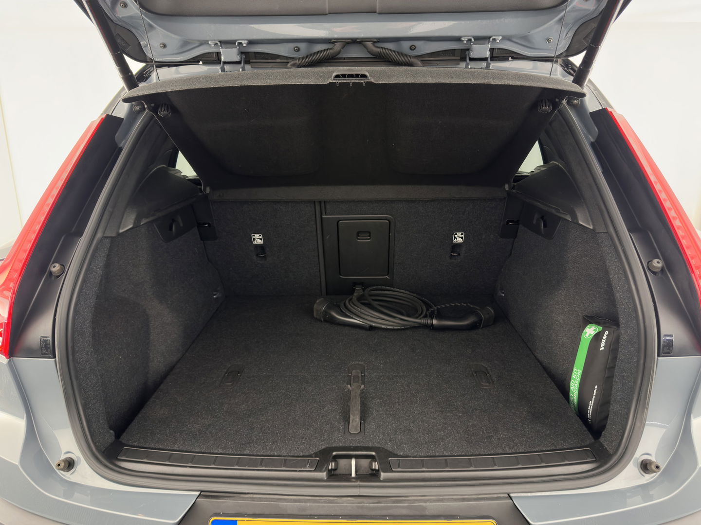 Volvo XC40 Recharge Twin Plus (3-Fase) {SOH-91%} (INCL-BTW) Aut *LEATHER-ALCANTARA | DIGI-COCKPIT | FULL-LED | PREMIUM-AUDIO | TOP-VIEW | CARPLAY | NAVI-FULLMAP | ECC | PDC | KEYLESS | HEATED-SPORTSEATS | BLIS | PRIVACY-GLASS | TOWBAR | 19