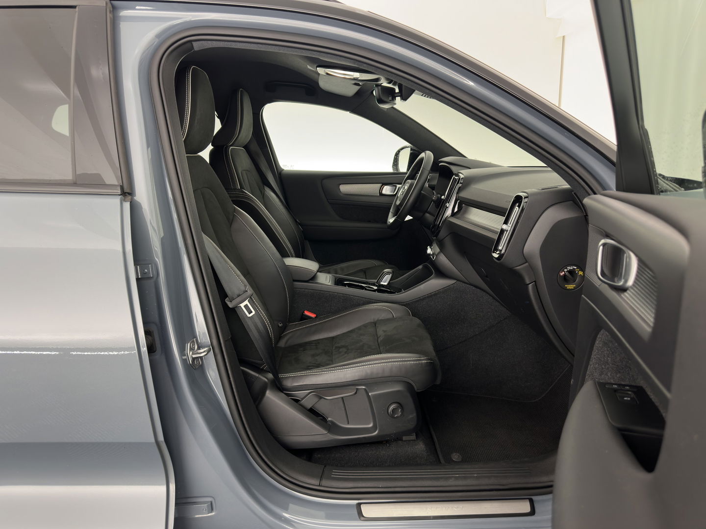 Volvo XC40 Recharge Twin Plus (3-Fase) {SOH-91%} (INCL-BTW) Aut *LEATHER-ALCANTARA | DIGI-COCKPIT | FULL-LED | PREMIUM-AUDIO | TOP-VIEW | CARPLAY | NAVI-FULLMAP | ECC | PDC | KEYLESS | HEATED-SPORTSEATS | BLIS | PRIVACY-GLASS | TOWBAR | 19