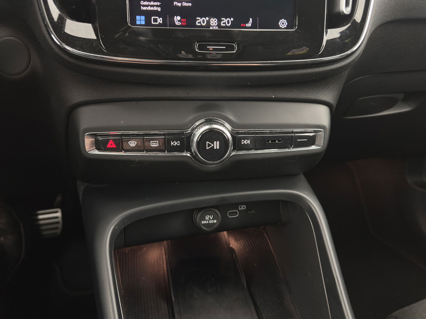 Volvo XC40 Recharge Twin Plus (3-Fase) {SOH-91%} (INCL-BTW) Aut *LEATHER-ALCANTARA | DIGI-COCKPIT | FULL-LED | PREMIUM-AUDIO | TOP-VIEW | CARPLAY | NAVI-FULLMAP | ECC | PDC | KEYLESS | HEATED-SPORTSEATS | BLIS | PRIVACY-GLASS | TOWBAR | 19