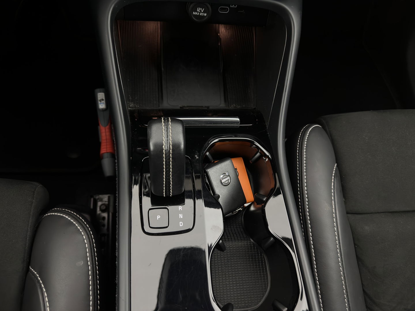 Volvo XC40 Recharge Twin Plus (3-Fase) {SOH-91%} (INCL-BTW) Aut *LEATHER-ALCANTARA | DIGI-COCKPIT | FULL-LED | PREMIUM-AUDIO | TOP-VIEW | CARPLAY | NAVI-FULLMAP | ECC | PDC | KEYLESS | HEATED-SPORTSEATS | BLIS | PRIVACY-GLASS | TOWBAR | 19