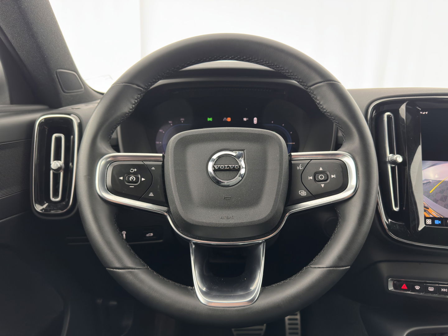 Volvo XC40 Recharge Twin Plus (3-Fase) {SOH-91%} (INCL-BTW) Aut *LEATHER-ALCANTARA | DIGI-COCKPIT | FULL-LED | PREMIUM-AUDIO | TOP-VIEW | CARPLAY | NAVI-FULLMAP | ECC | PDC | KEYLESS | HEATED-SPORTSEATS | BLIS | PRIVACY-GLASS | TOWBAR | 19