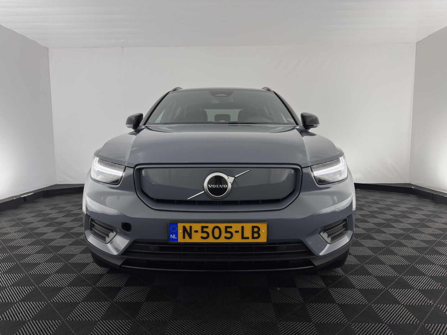 Volvo XC40 Recharge Twin Plus (3-Fase) {SOH-91%} (INCL-BTW) Aut *LEATHER-ALCANTARA | DIGI-COCKPIT | FULL-LED | PREMIUM-AUDIO | TOP-VIEW | CARPLAY | NAVI-FULLMAP | ECC | PDC | KEYLESS | HEATED-SPORTSEATS | BLIS | PRIVACY-GLASS | TOWBAR | 19