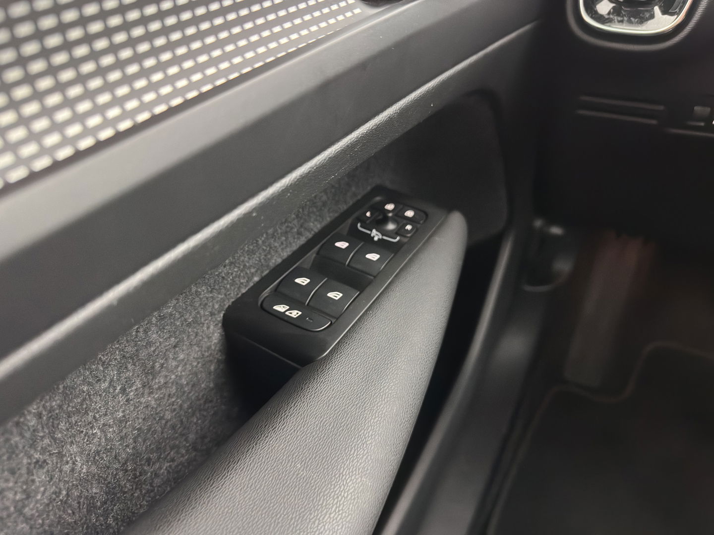 Volvo XC40 Recharge Twin Plus (3-Fase) {SOH-91%} (INCL-BTW) Aut *LEATHER-ALCANTARA | DIGI-COCKPIT | FULL-LED | PREMIUM-AUDIO | TOP-VIEW | CARPLAY | NAVI-FULLMAP | ECC | PDC | KEYLESS | HEATED-SPORTSEATS | BLIS | PRIVACY-GLASS | TOWBAR | 19