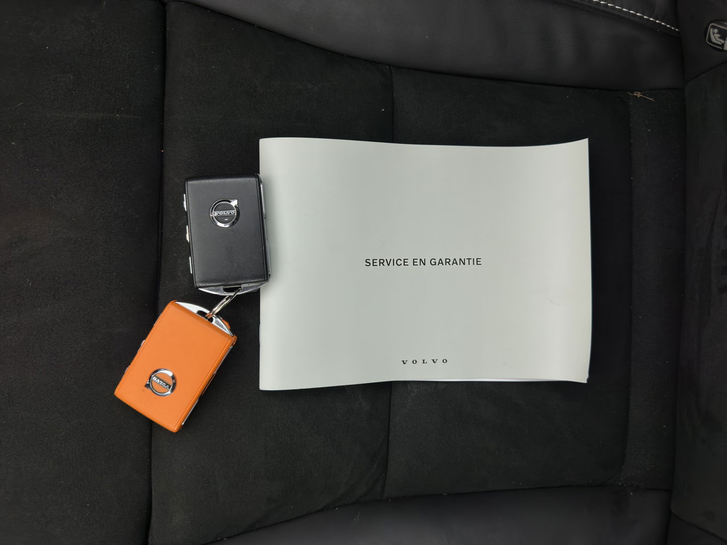 Volvo XC40 Recharge Twin Plus (3-Fase) {SOH-91%} (INCL-BTW) Aut *LEATHER-ALCANTARA | DIGI-COCKPIT | FULL-LED | PREMIUM-AUDIO | TOP-VIEW | CARPLAY | NAVI-FULLMAP | ECC | PDC | KEYLESS | HEATED-SPORTSEATS | BLIS | PRIVACY-GLASS | TOWBAR | 19