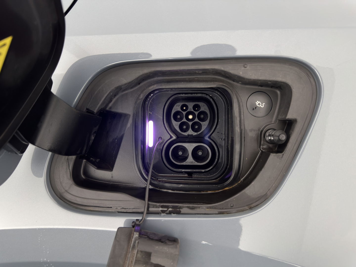 Volvo XC40 Recharge Twin Plus (3-Fase) {SOH-91%} (INCL-BTW) Aut *LEATHER-ALCANTARA | DIGI-COCKPIT | FULL-LED | PREMIUM-AUDIO | TOP-VIEW | CARPLAY | NAVI-FULLMAP | ECC | PDC | KEYLESS | HEATED-SPORTSEATS | BLIS | PRIVACY-GLASS | TOWBAR | 19