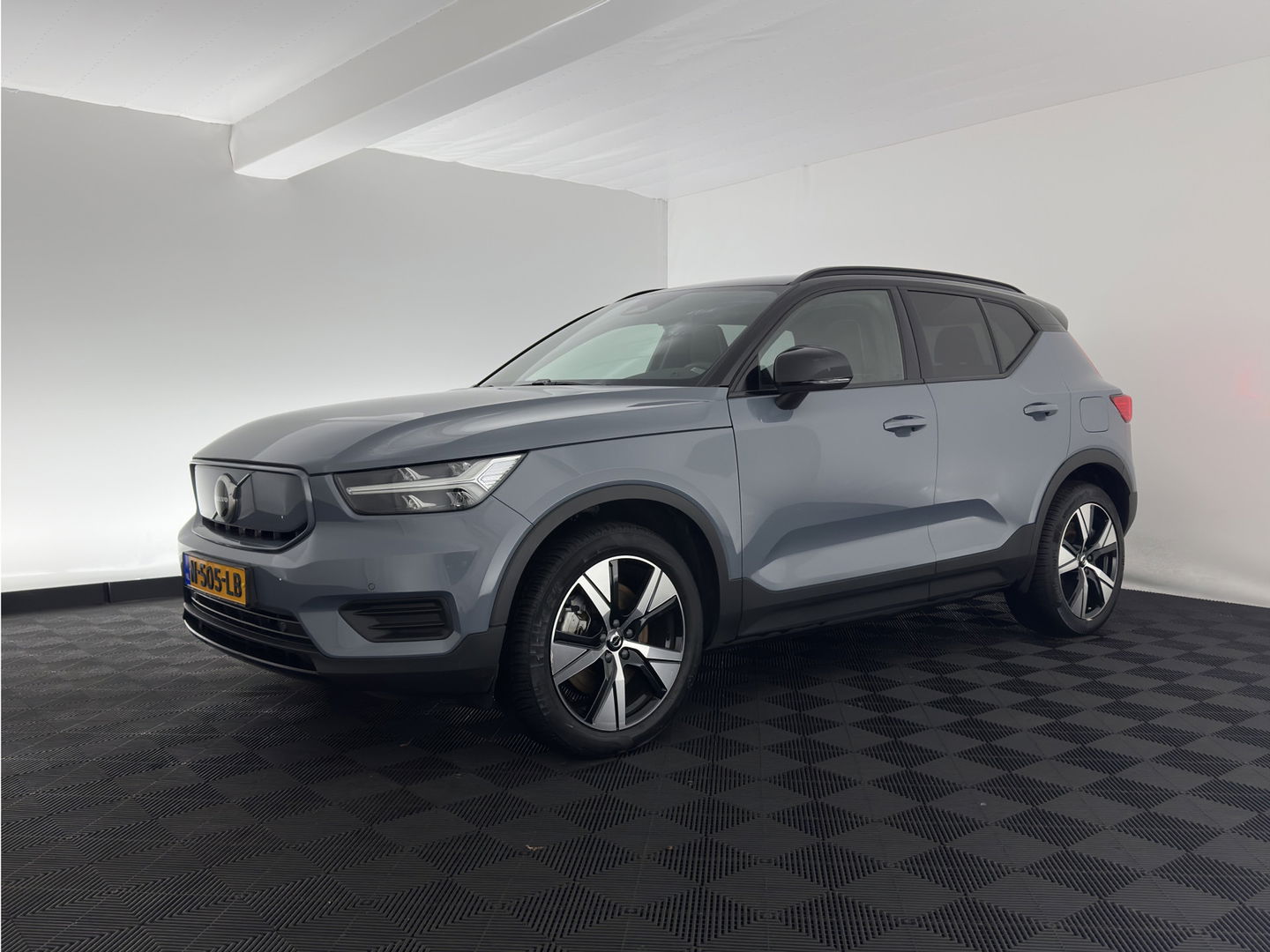 Volvo XC40 Recharge Twin Plus (3-Fase) {SOH-91%} (INCL-BTW) Aut *LEATHER-ALCANTARA | DIGI-COCKPIT | FULL-LED | PREMIUM-AUDIO | TOP-VIEW | CARPLAY | NAVI-FULLMAP | ECC | PDC | KEYLESS | HEATED-SPORTSEATS | BLIS | PRIVACY-GLASS | TOWBAR | 19