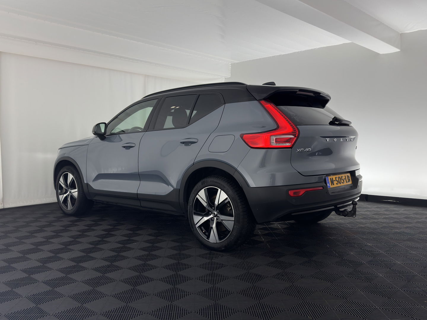 Volvo XC40 Recharge Twin Plus (3-Fase) {SOH-91%} (INCL-BTW) Aut *LEATHER-ALCANTARA | DIGI-COCKPIT | FULL-LED | PREMIUM-AUDIO | TOP-VIEW | CARPLAY | NAVI-FULLMAP | ECC | PDC | KEYLESS | HEATED-SPORTSEATS | BLIS | PRIVACY-GLASS | TOWBAR | 19