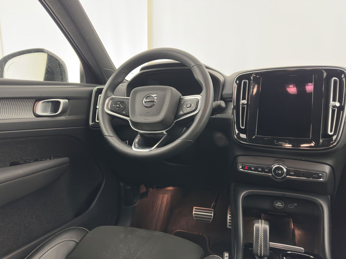 Volvo XC40 Recharge Twin Plus (3-Fase) {SOH-91%} (INCL-BTW) Aut *LEATHER-ALCANTARA | DIGI-COCKPIT | FULL-LED | PREMIUM-AUDIO | TOP-VIEW | CARPLAY | NAVI-FULLMAP | ECC | PDC | KEYLESS | HEATED-SPORTSEATS | BLIS | PRIVACY-GLASS | TOWBAR | 19