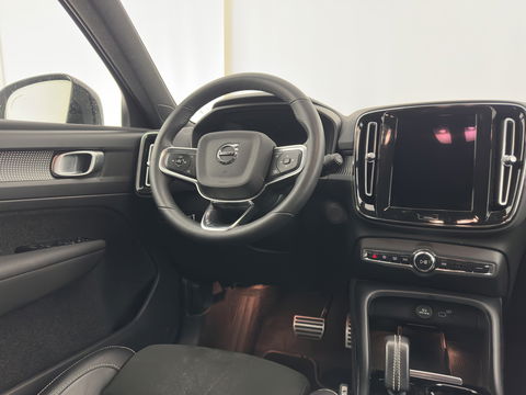 Volvo XC40 Recharge Twin Plus (3-Fase) {SOH-91%} (INCL-BTW) Aut *LEATHER-ALCANTARA | DIGI-COCKPIT | FULL-LED | PREMIUM-AUDIO | TOP-VIEW | CARPLAY | NAVI-FULLMAP | ECC | PDC | KEYLESS | HEATED-SPORTSEATS | BLIS | PRIVACY-GLASS | TOWBAR | 19