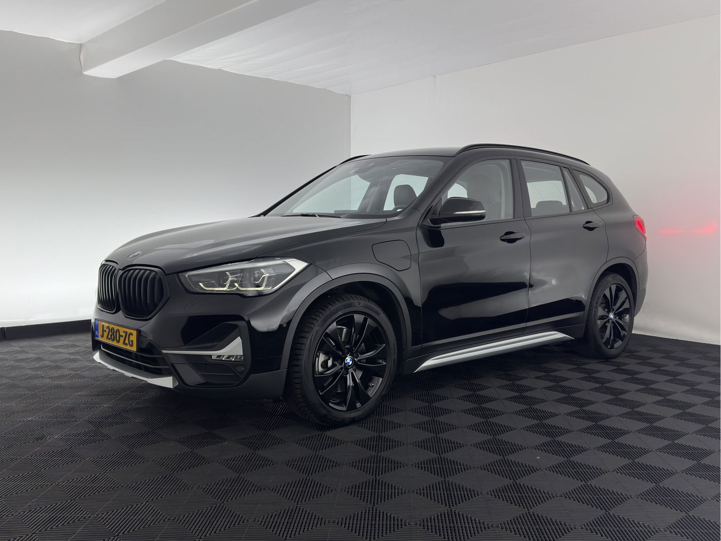 BMW X1 xDrive25e X-Line eDrive Edition AWD (Plug-In) (INCL-BTW) Aut * LUXURY-LEATHER | HEAD-UP | LEATHER-FABRIC | FULL-LED | NAVI-FULLMAP | HEATED-SPORTSEATS | AMBIENT-LIGHT |  ECC | PDC |  18''ALU*