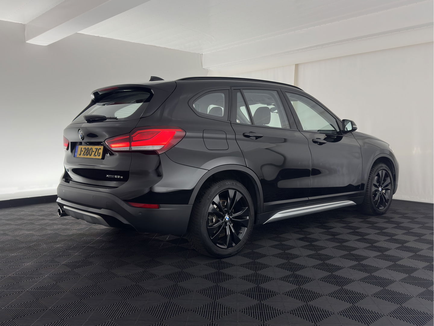 BMW X1 xDrive25e X-Line eDrive Edition AWD (Plug-In) (INCL-BTW) Aut * LUXURY-LEATHER | HEAD-UP | LEATHER-FABRIC | FULL-LED | NAVI-FULLMAP | HEATED-SPORTSEATS | AMBIENT-LIGHT |  ECC | PDC |  18''ALU*