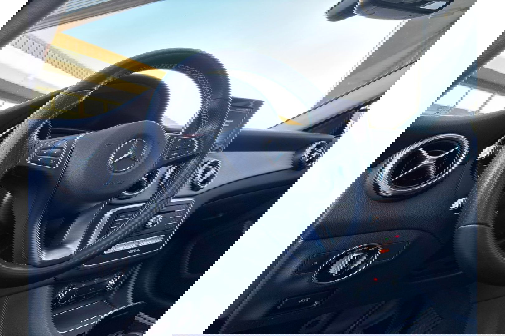 Mercedes-Benz GLA 200 PREMIUM PLUS AUTOMAAT PANORAMA AIRCO NAVI PDC.