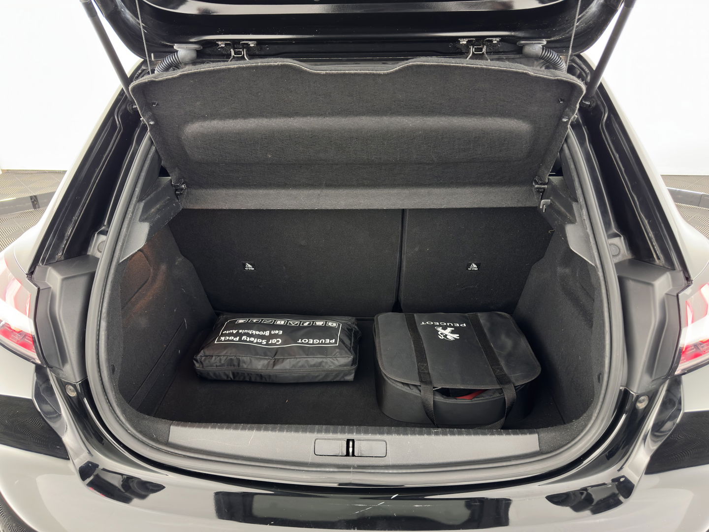 Peugeot e-208 EV Allure 50 kWh (3-Fase) {SOH-90%} (INCL-BTW)  Aut *FULL-LED | DIGI-COCKPIT | BLINDSPOT | CAMERA | NAVI-FULLMAP | LANE-ASSIST | KEYLESS | DAB | CCS-FASTLOADER | AMBIENT-LIGHT | PRIVACY-GLASS | CARBON-INLAY |  16"ALU*