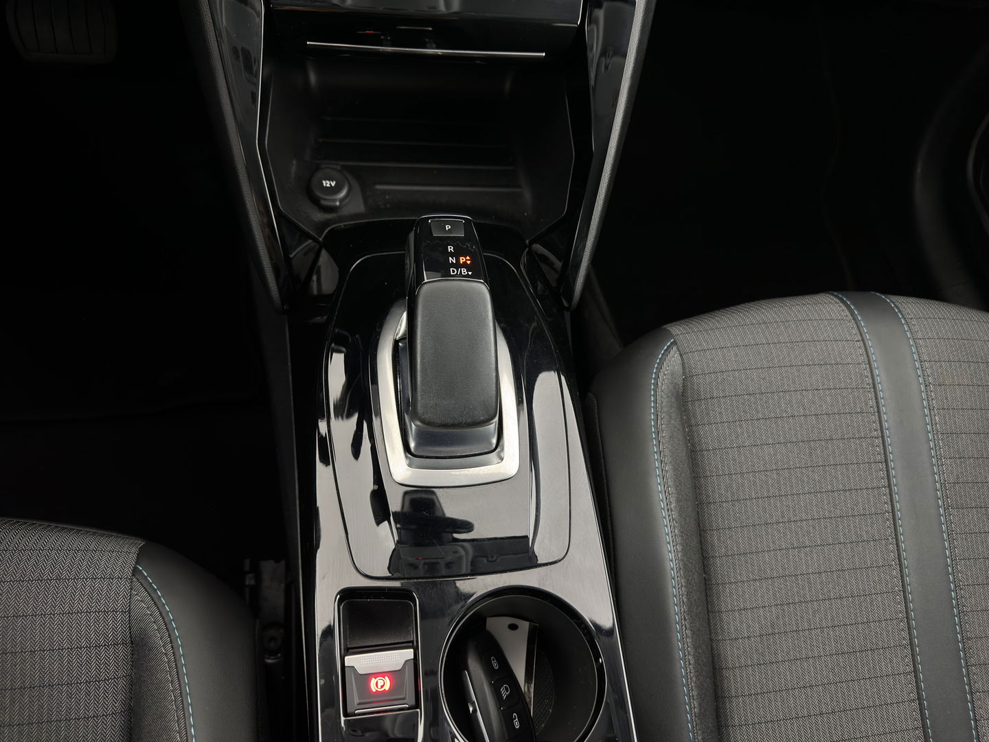 Peugeot e-208 EV Allure 50 kWh (3-Fase) {SOH-90%} (INCL-BTW)  Aut *FULL-LED | DIGI-COCKPIT | BLINDSPOT | CAMERA | NAVI-FULLMAP | LANE-ASSIST | KEYLESS | DAB | CCS-FASTLOADER | AMBIENT-LIGHT | PRIVACY-GLASS | CARBON-INLAY |  16"ALU*