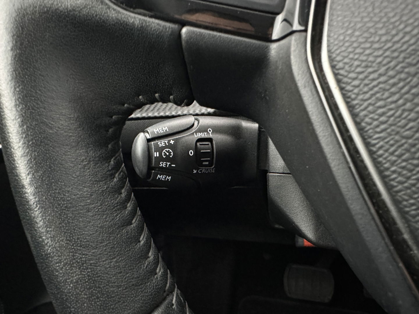 Peugeot e-208 EV Allure 50 kWh (3-Fase) {SOH-90%} (INCL-BTW)  Aut *FULL-LED | DIGI-COCKPIT | BLINDSPOT | CAMERA | NAVI-FULLMAP | LANE-ASSIST | KEYLESS | DAB | CCS-FASTLOADER | AMBIENT-LIGHT | PRIVACY-GLASS | CARBON-INLAY |  16"ALU*