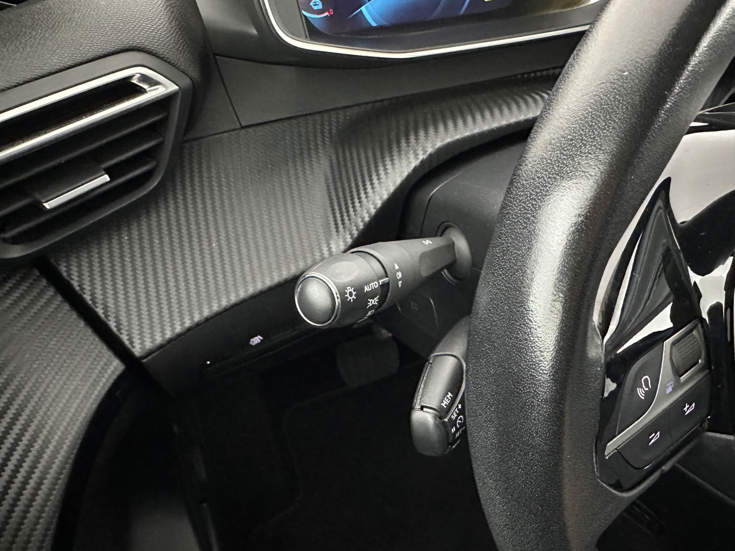 Peugeot e-208 EV Allure 50 kWh (3-Fase) {SOH-90%} (INCL-BTW)  Aut *FULL-LED | DIGI-COCKPIT | BLINDSPOT | CAMERA | NAVI-FULLMAP | LANE-ASSIST | KEYLESS | DAB | CCS-FASTLOADER | AMBIENT-LIGHT | PRIVACY-GLASS | CARBON-INLAY |  16"ALU*