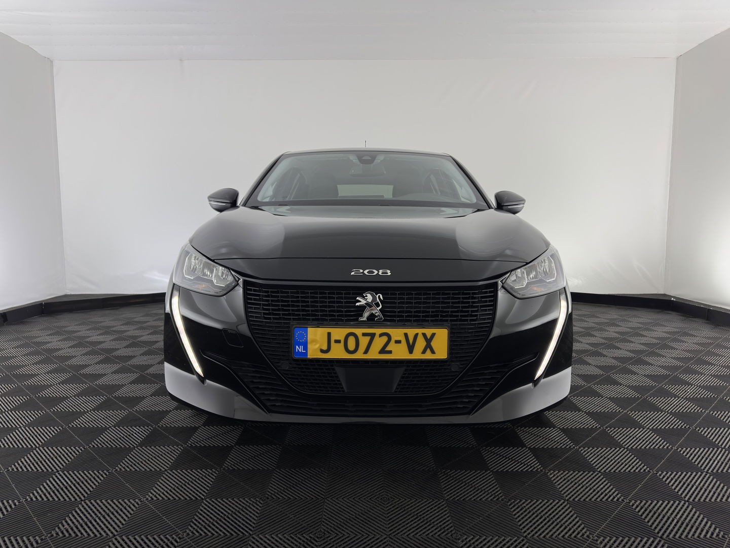 Peugeot e-208 EV Allure 50 kWh (3-Fase) {SOH-90%} (INCL-BTW)  Aut *FULL-LED | DIGI-COCKPIT | BLINDSPOT | CAMERA | NAVI-FULLMAP | LANE-ASSIST | KEYLESS | DAB | CCS-FASTLOADER | AMBIENT-LIGHT | PRIVACY-GLASS | CARBON-INLAY |  16"ALU*