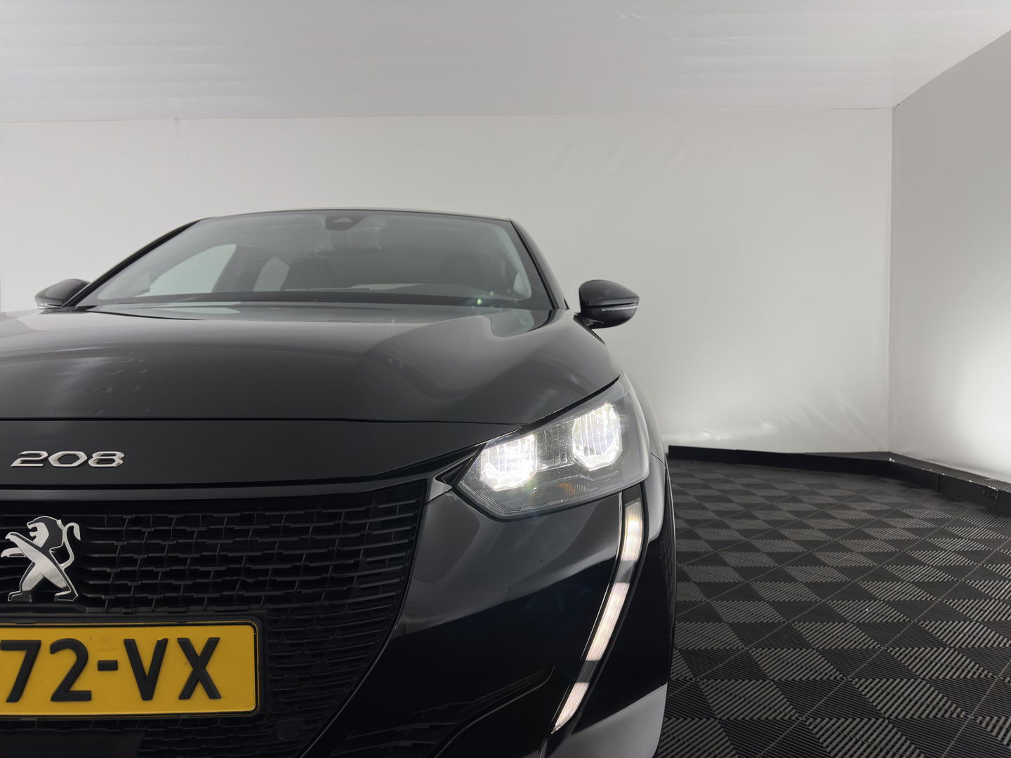 Peugeot e-208 EV Allure 50 kWh (3-Fase) {SOH-90%} (INCL-BTW)  Aut *FULL-LED | DIGI-COCKPIT | BLINDSPOT | CAMERA | NAVI-FULLMAP | LANE-ASSIST | KEYLESS | DAB | CCS-FASTLOADER | AMBIENT-LIGHT | PRIVACY-GLASS | CARBON-INLAY |  16"ALU*