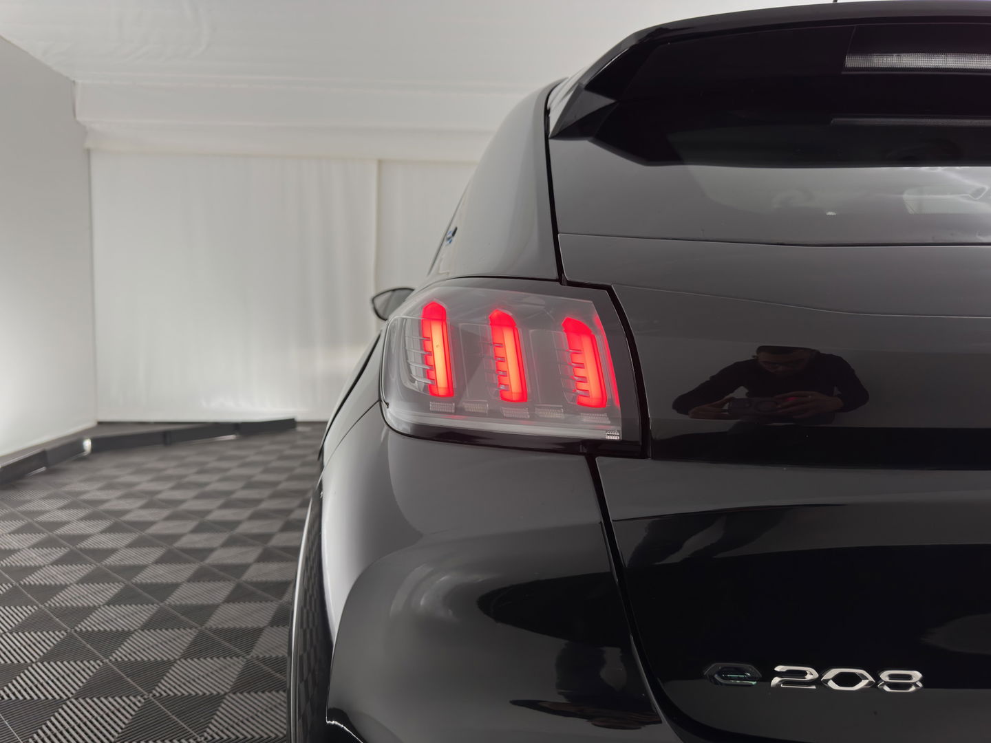 Peugeot e-208 EV Allure 50 kWh (3-Fase) {SOH-90%} (INCL-BTW)  Aut *FULL-LED | DIGI-COCKPIT | BLINDSPOT | CAMERA | NAVI-FULLMAP | LANE-ASSIST | KEYLESS | DAB | CCS-FASTLOADER | AMBIENT-LIGHT | PRIVACY-GLASS | CARBON-INLAY |  16"ALU*