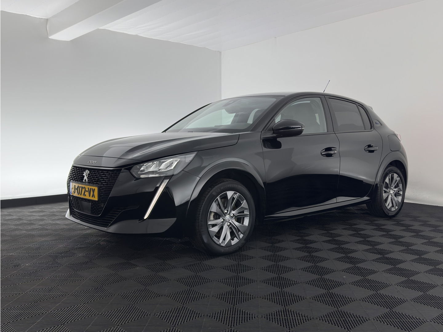 Peugeot e-208 EV Allure 50 kWh (3-Fase) {SOH-90%} (INCL-BTW)  Aut *FULL-LED | DIGI-COCKPIT | BLINDSPOT | CAMERA | NAVI-FULLMAP | LANE-ASSIST | KEYLESS | DAB | CCS-FASTLOADER | AMBIENT-LIGHT | PRIVACY-GLASS | CARBON-INLAY |  16"ALU*