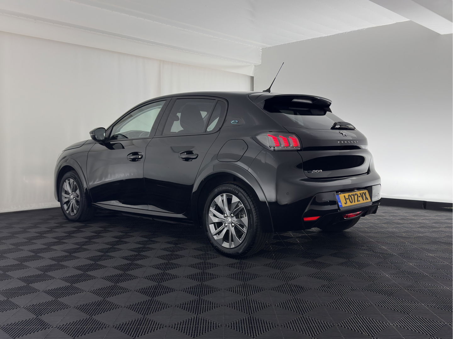 Peugeot e-208 EV Allure 50 kWh (3-Fase) {SOH-90%} (INCL-BTW)  Aut *FULL-LED | DIGI-COCKPIT | BLINDSPOT | CAMERA | NAVI-FULLMAP | LANE-ASSIST | KEYLESS | DAB | CCS-FASTLOADER | AMBIENT-LIGHT | PRIVACY-GLASS | CARBON-INLAY |  16"ALU*