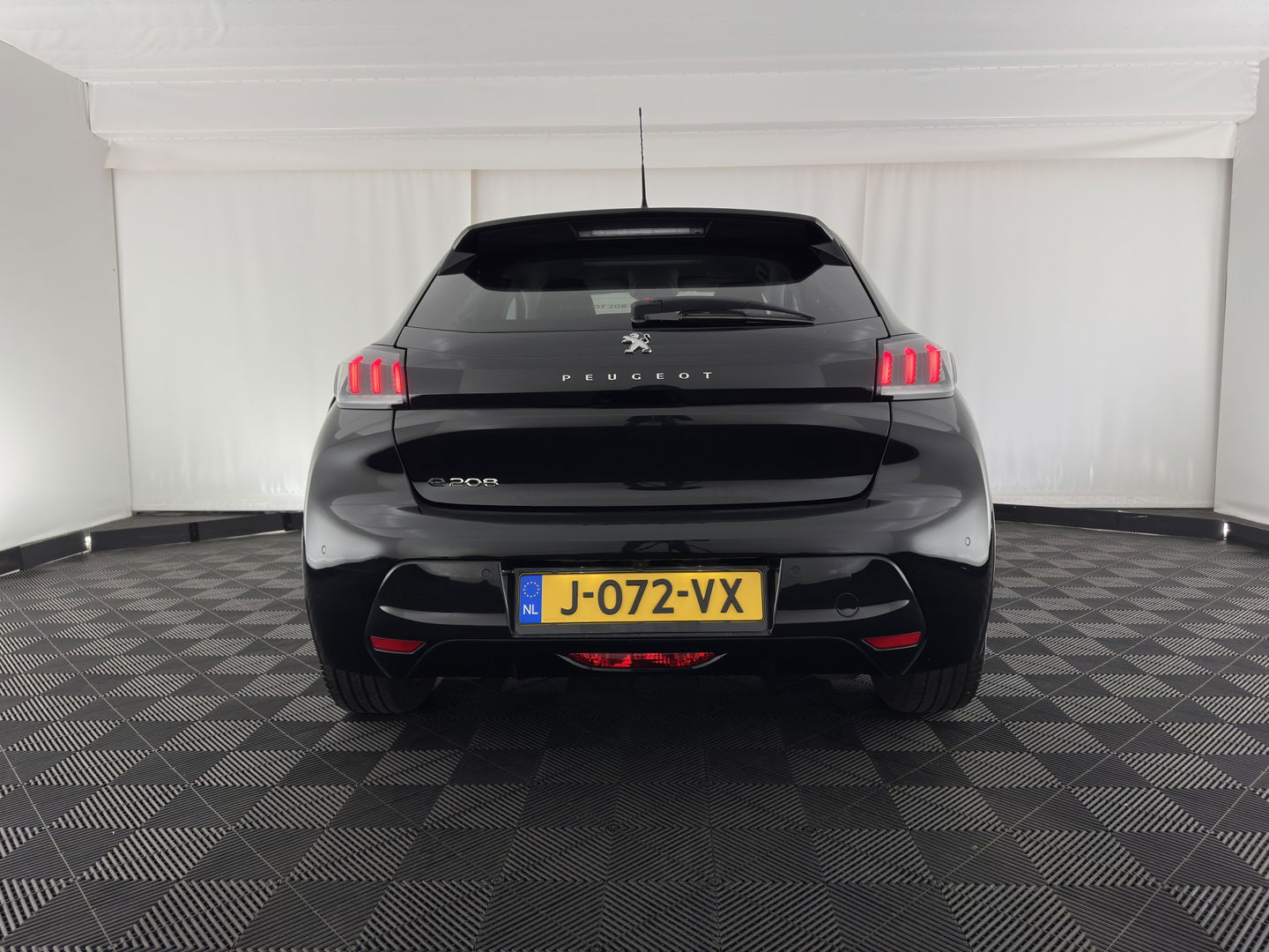 Peugeot e-208 EV Allure 50 kWh (3-Fase) {SOH-90%} (INCL-BTW)  Aut *FULL-LED | DIGI-COCKPIT | BLINDSPOT | CAMERA | NAVI-FULLMAP | LANE-ASSIST | KEYLESS | DAB | CCS-FASTLOADER | AMBIENT-LIGHT | PRIVACY-GLASS | CARBON-INLAY |  16"ALU*