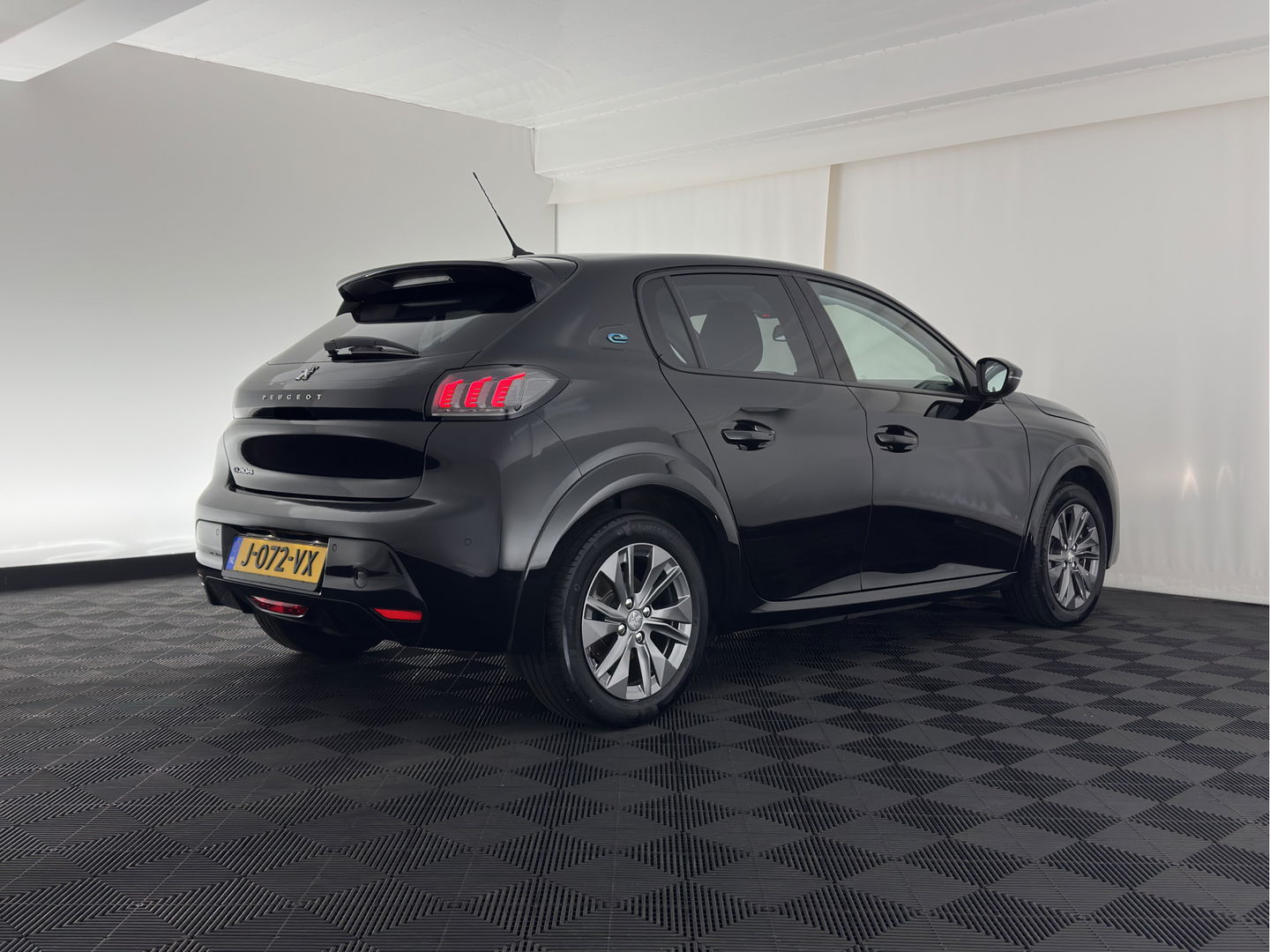 Peugeot e-208 EV Allure 50 kWh (3-Fase) {SOH-90%} (INCL-BTW)  Aut *FULL-LED | DIGI-COCKPIT | BLINDSPOT | CAMERA | NAVI-FULLMAP | LANE-ASSIST | KEYLESS | DAB | CCS-FASTLOADER | AMBIENT-LIGHT | PRIVACY-GLASS | CARBON-INLAY |  16"ALU*