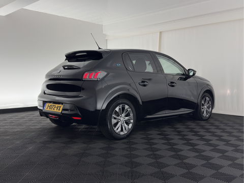 Peugeot e-208 EV Allure 50 kWh (3-Fase) {SOH-90%} (INCL-BTW)  Aut *FULL-LED | DIGI-COCKPIT | BLINDSPOT | CAMERA | NAVI-FULLMAP | LANE-ASSIST | KEYLESS | DAB | CCS-FASTLOADER | AMBIENT-LIGHT | PRIVACY-GLASS | CARBON-INLAY |  16"ALU*
