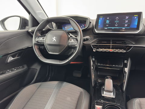 Peugeot e-208 EV Allure 50 kWh (3-Fase) {SOH-90%} (INCL-BTW)  Aut *FULL-LED | DIGI-COCKPIT | BLINDSPOT | CAMERA | NAVI-FULLMAP | LANE-ASSIST | KEYLESS | DAB | CCS-FASTLOADER | AMBIENT-LIGHT | PRIVACY-GLASS | CARBON-INLAY |  16"ALU*