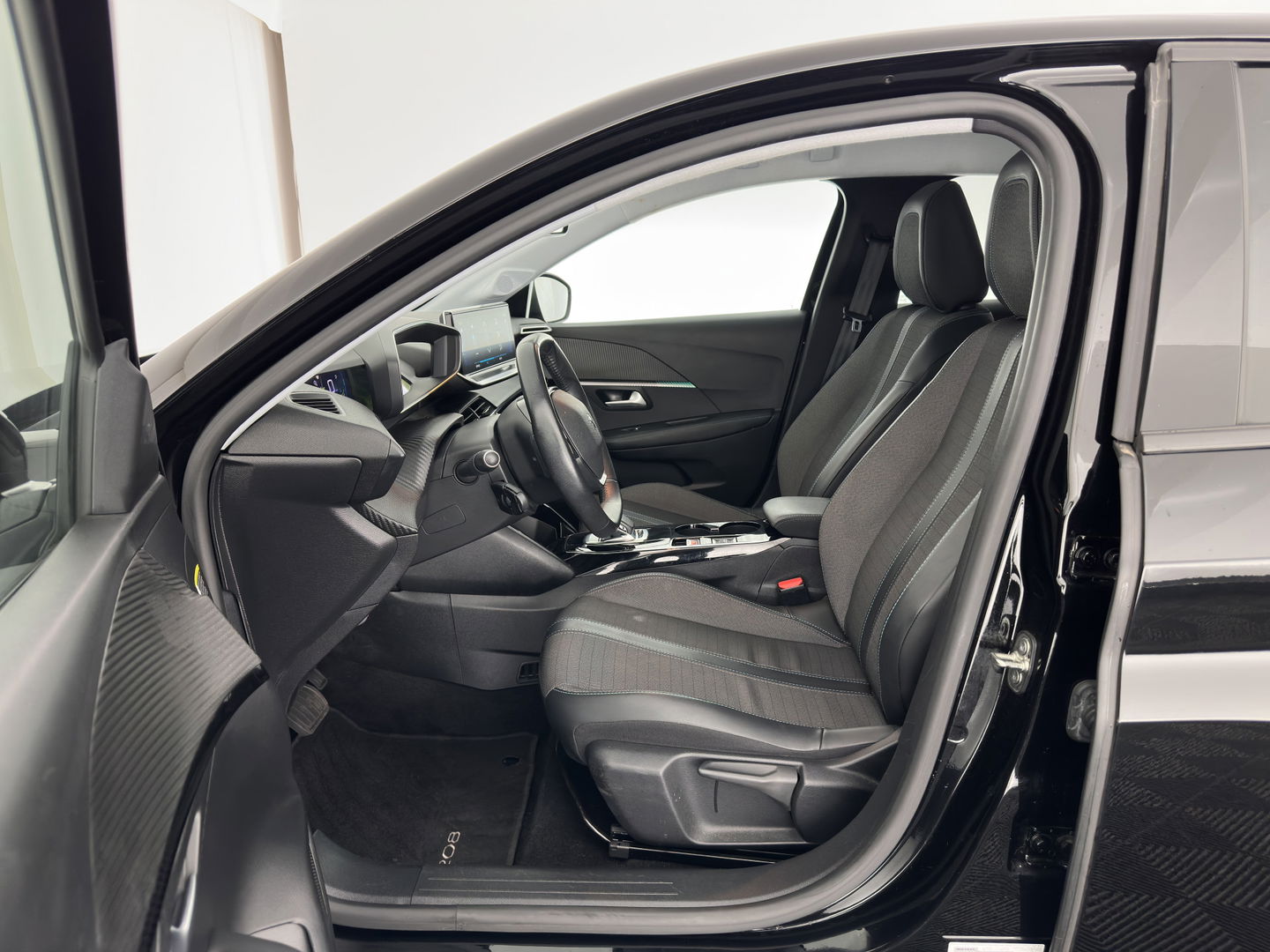 Peugeot e-208 EV Allure 50 kWh (3-Fase) {SOH-90%} (INCL-BTW)  Aut *FULL-LED | DIGI-COCKPIT | BLINDSPOT | CAMERA | NAVI-FULLMAP | LANE-ASSIST | KEYLESS | DAB | CCS-FASTLOADER | AMBIENT-LIGHT | PRIVACY-GLASS | CARBON-INLAY |  16"ALU*