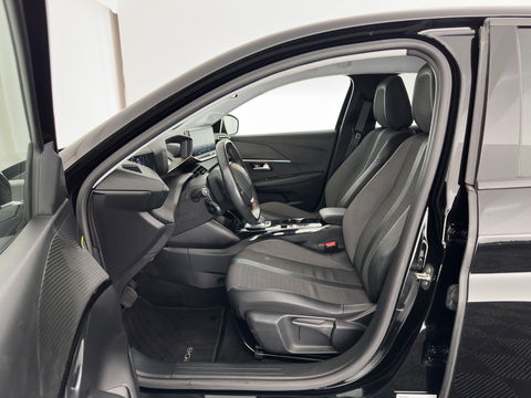 Peugeot e-208 EV Allure 50 kWh (3-Fase) {SOH-90%} (INCL-BTW)  Aut *FULL-LED | DIGI-COCKPIT | BLINDSPOT | CAMERA | NAVI-FULLMAP | LANE-ASSIST | KEYLESS | DAB | CCS-FASTLOADER | AMBIENT-LIGHT | PRIVACY-GLASS | CARBON-INLAY |  16"ALU*