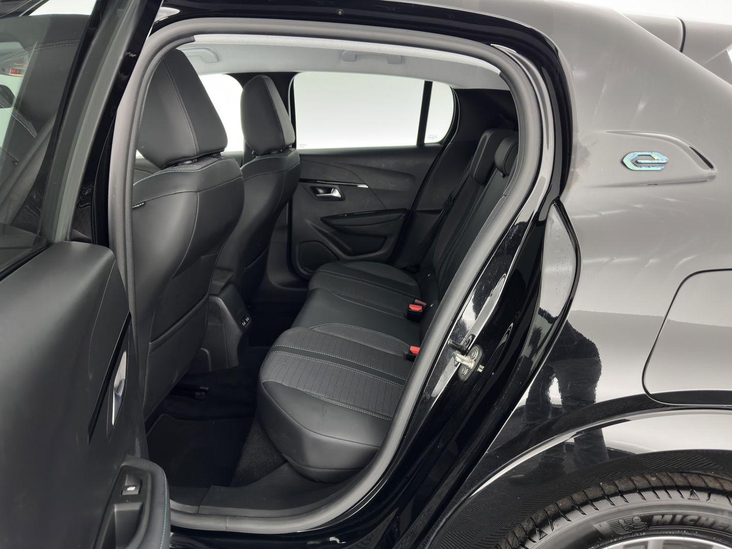 Peugeot e-208 EV Allure 50 kWh (3-Fase) {SOH-90%} (INCL-BTW)  Aut *FULL-LED | DIGI-COCKPIT | BLINDSPOT | CAMERA | NAVI-FULLMAP | LANE-ASSIST | KEYLESS | DAB | CCS-FASTLOADER | AMBIENT-LIGHT | PRIVACY-GLASS | CARBON-INLAY |  16"ALU*