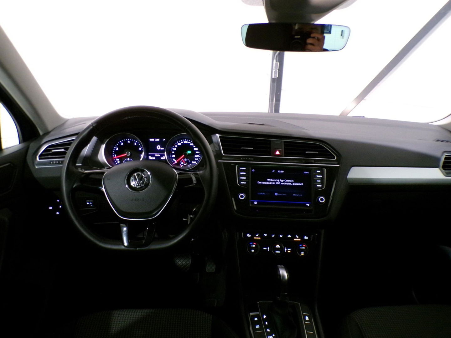 Volkswagen Tiguan 1.4 TSI ACT Connected Series "Automaat" Apple-Carplay Stoelverwarming Navigatie Bluetooth Lane-Assist