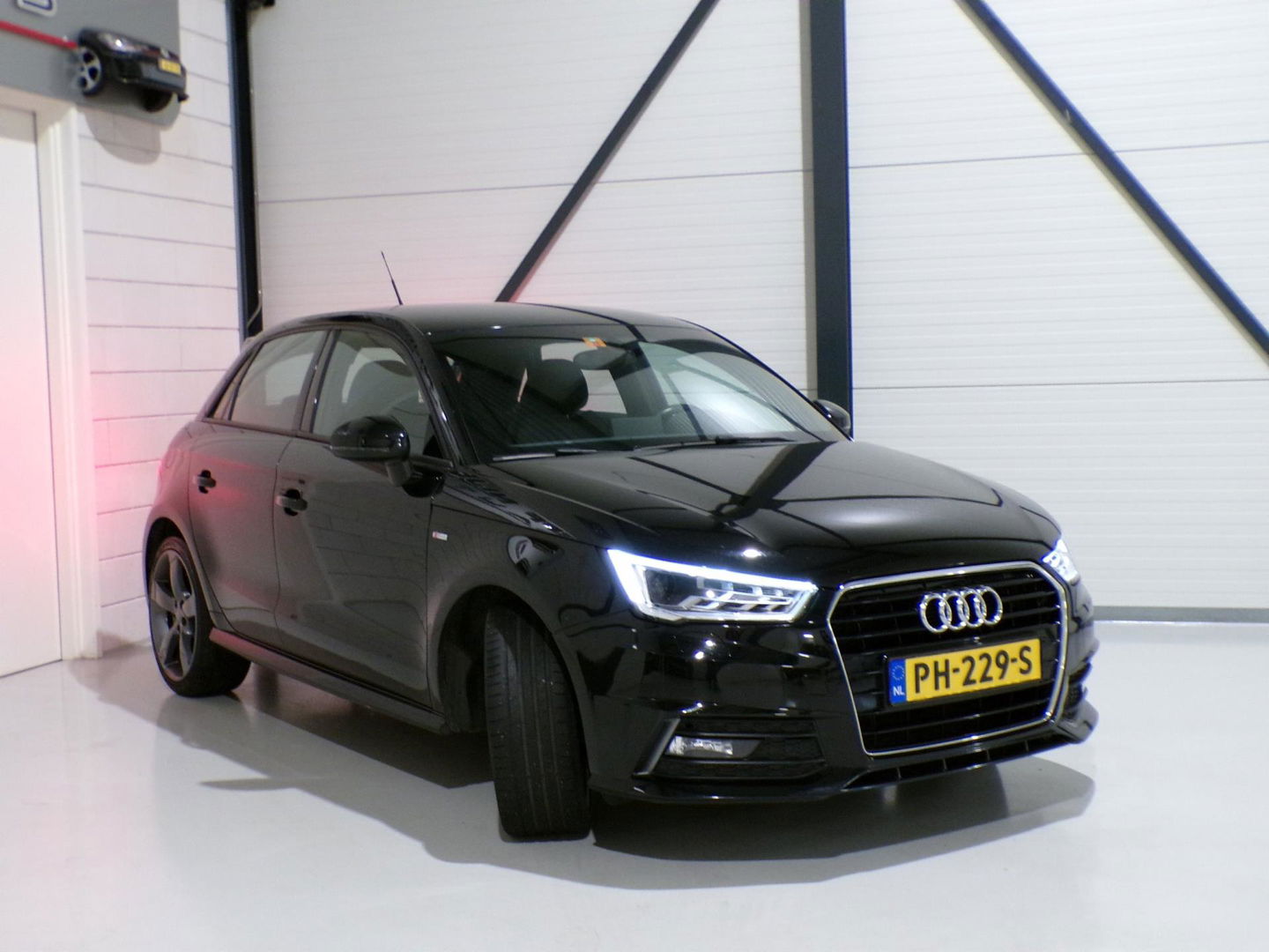 Audi A1 Sportback 1.0 TFSI Sport S line Edition "Origineel NL!" 2x S-Line! Full-LED 18"Velgen Navigatie Bluetooth Airco Leer