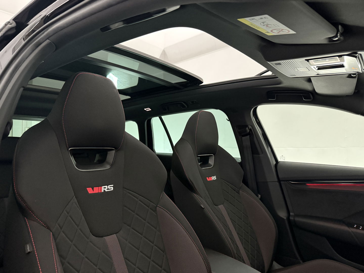 Škoda Octavia Combi VRS iV 1.4 eTsi 245PK | SOH 93% | Pano | HuD | Sfeer | Stoel/Stuur verw. | Virtual | Adap. Cruise | Carplay | Camera | Canton Audio