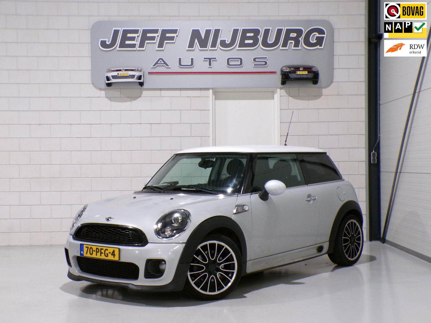 MINI Mini 1.6 JCW Cooper Camden "Origineel NL!" John Cooper Works Xenon Harman-Kardon Bluetooth Navigatie Airco 17" Nieuwe-APK