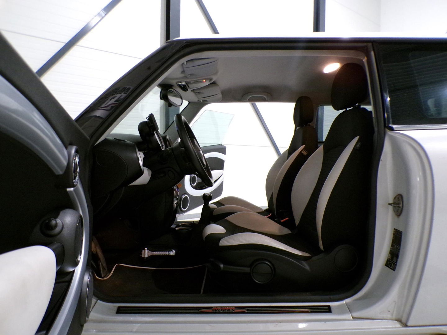 MINI Mini 1.6 JCW Cooper Camden "Origineel NL!" John Cooper Works Xenon Harman-Kardon Bluetooth Navigatie Airco 17" Nieuwe-APK