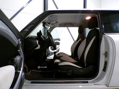 MINI Mini 1.6 JCW Cooper Camden "Origineel NL!" John Cooper Works Xenon Harman-Kardon Bluetooth Navigatie Airco 17" Nieuwe-APK