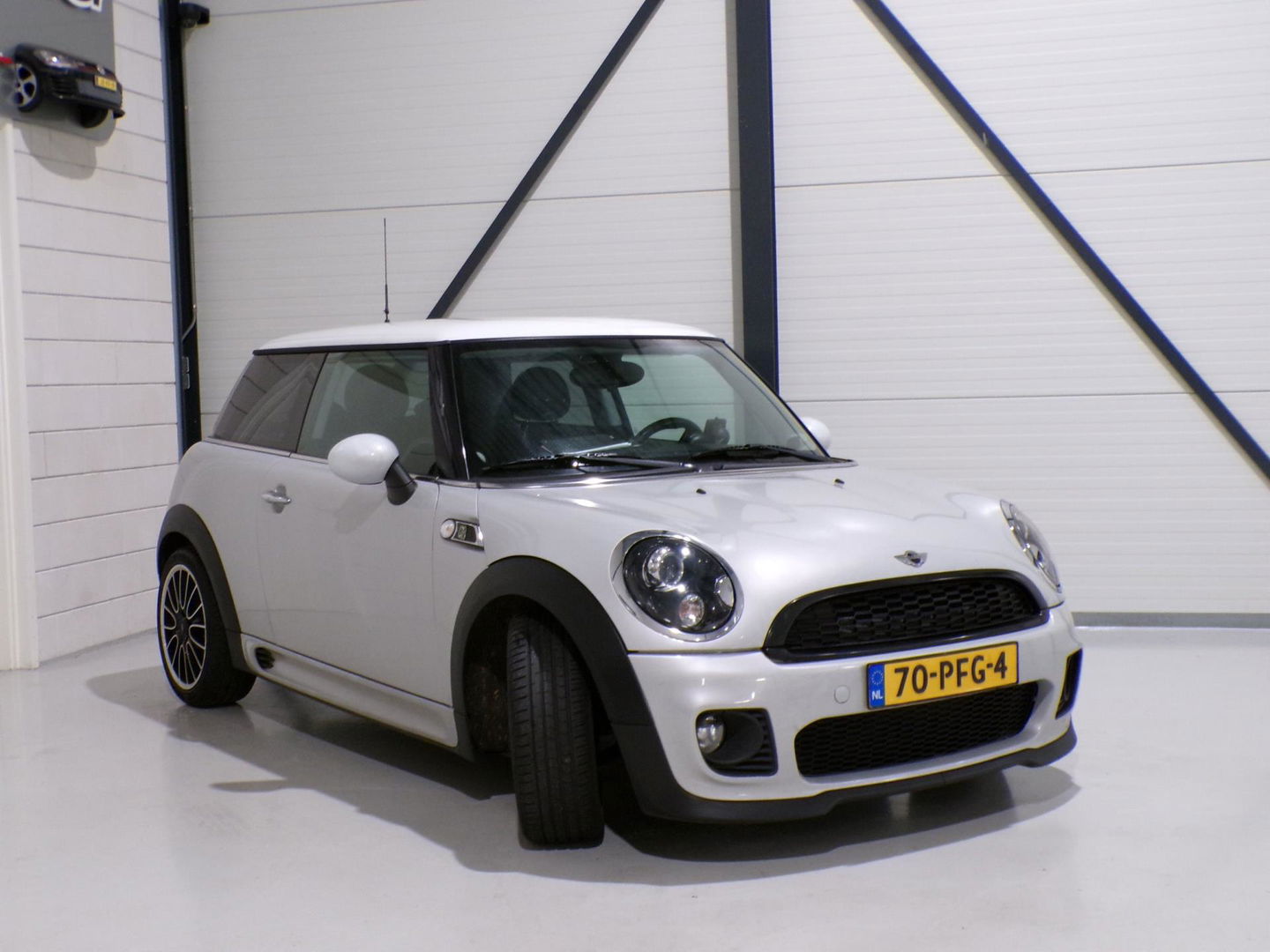 MINI Mini 1.6 JCW Cooper Camden "Origineel NL!" John Cooper Works Xenon Harman-Kardon Bluetooth Navigatie Airco 17" Nieuwe-APK