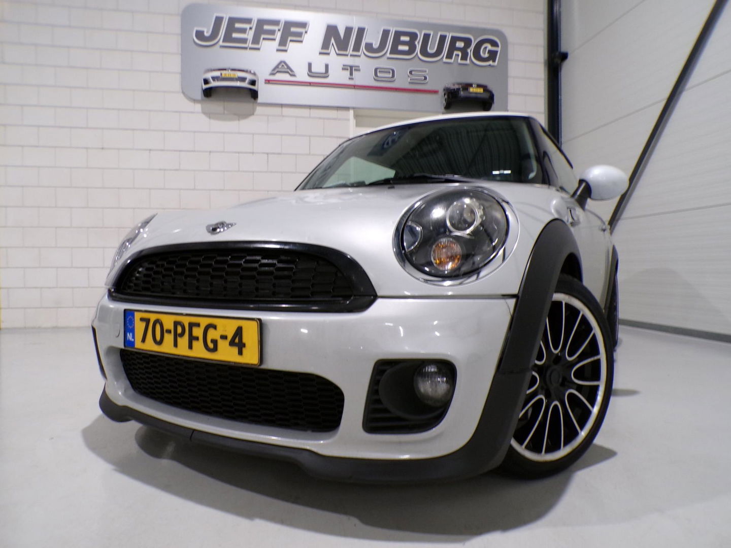 MINI Mini 1.6 JCW Cooper Camden "Origineel NL!" John Cooper Works Xenon Harman-Kardon Bluetooth Navigatie Airco 17" Nieuwe-APK