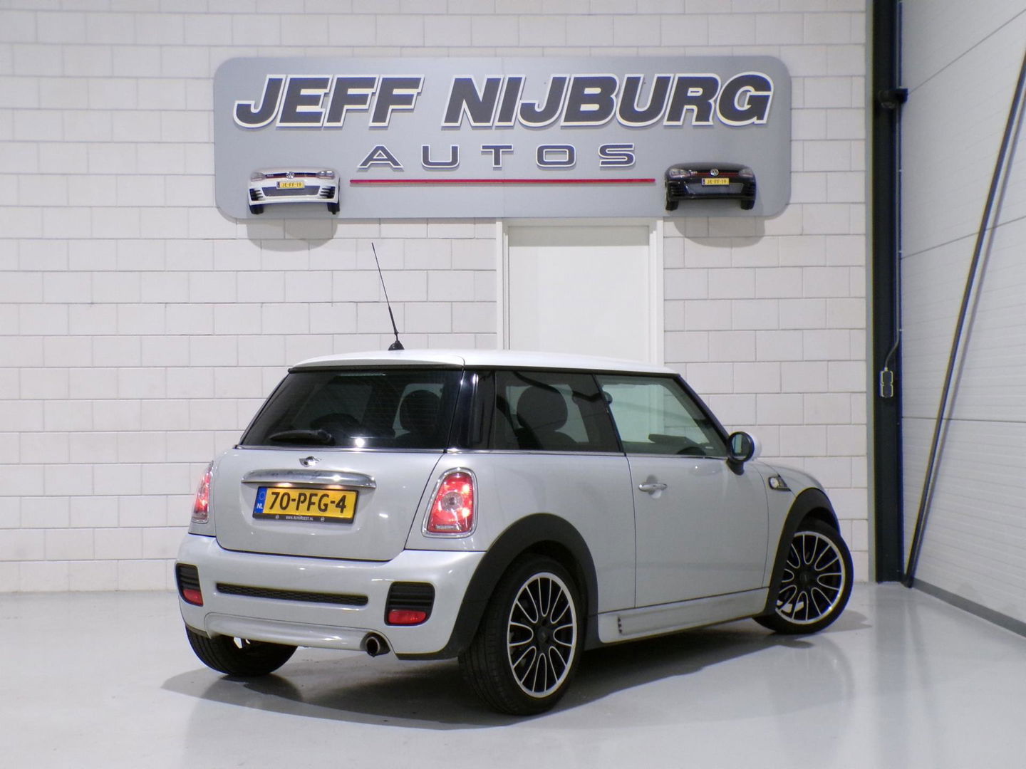 MINI Mini 1.6 JCW Cooper Camden "Origineel NL!" John Cooper Works Xenon Harman-Kardon Bluetooth Navigatie Airco 17" Nieuwe-APK