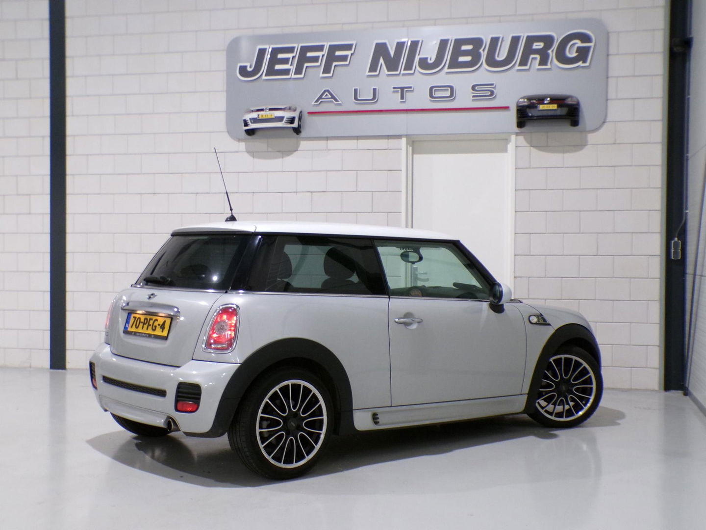 MINI Mini 1.6 JCW Cooper Camden "Origineel NL!" John Cooper Works Xenon Harman-Kardon Bluetooth Navigatie Airco 17" Nieuwe-APK