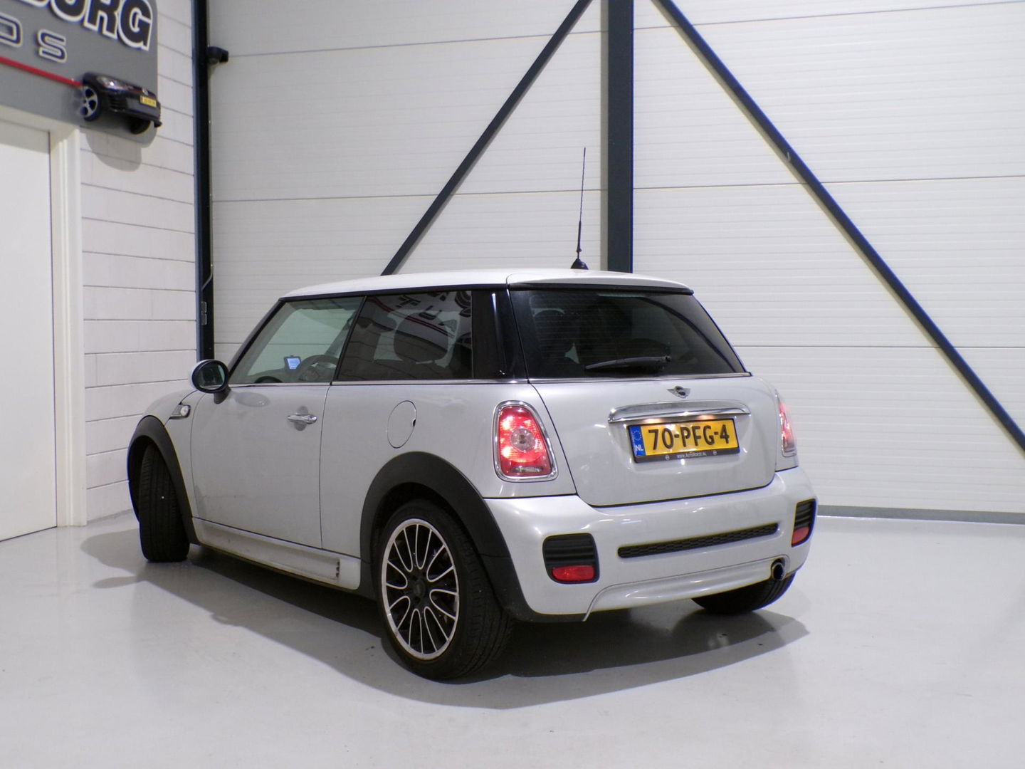 MINI Mini 1.6 JCW Cooper Camden "Origineel NL!" John Cooper Works Xenon Harman-Kardon Bluetooth Navigatie Airco 17" Nieuwe-APK